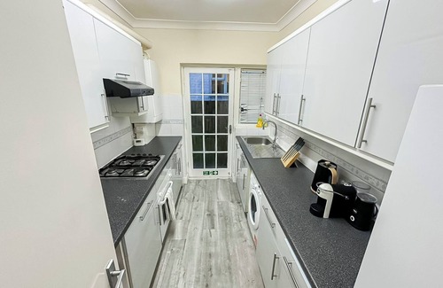 Golders Green Apartment | 3-BR apartment Near Hampstead Heath w/Free Parking & Private Garden in Londonn