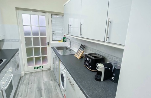 Golders Green Apartment | 3-BR apartment Near Hampstead Heath w/Free Parking & Private Garden in Londonn