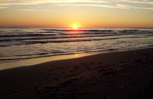Henderson Cottage | 3 Br. Beach House Sleeps 9, near Golf Courses and Marinas