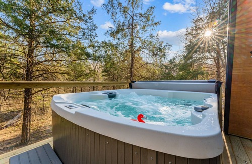 Omaha Cabin | 3 br Cabin nestled next to creek private hot tub