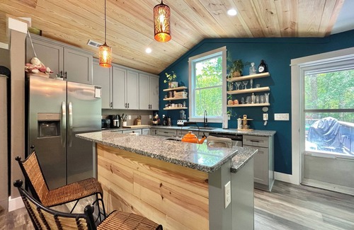 Burgaw Cabin | 3-br cabin with Private Dock on the River, covered porch and large back deck