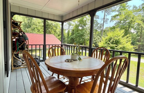 Burgaw Cabin | 3-br cabin with Private Dock on the River, covered porch and large back deck