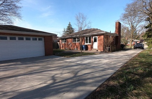Dicken House | 3-BR Clean, comfortable, walk to Big House & more
