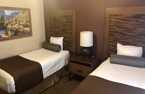 Estes Park Resort | 3 BR DELUXE River Front Sleeps 8 Estes Park Near Entrance to Rocky Mtn Natl Park