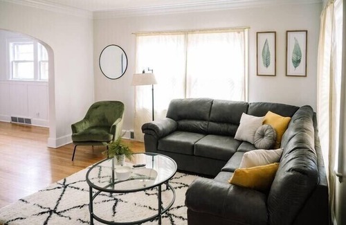Des Moines Apartment | 3 BR for 9 Guests -Large Beautiful 3 Story Duplex