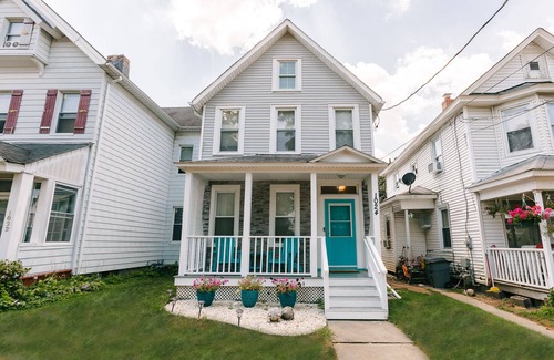 Asbury Park House | 3-BR house walk to beach, shopping, bars, NYC train. 6-beach passes & 4-bikes.