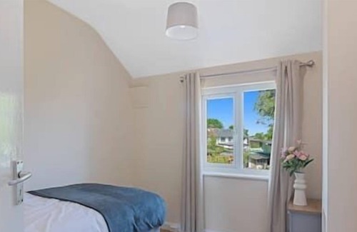 Turkey Street Apartment | 3-BR House with Large Garden Ideal for Comfort & Contractors