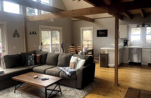 Bailey House | 3 BR +Loft + 2 Bathroom Mtn Cabin w/Hot Tub - New Deck and Paved Driveway!