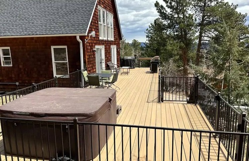 Bailey House | 3 BR +Loft + 2 Bathroom Mtn Cabin w/Hot Tub - New Deck and Paved Driveway!