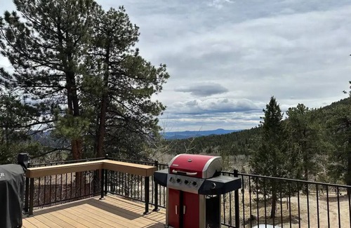 Bailey House | 3 BR +Loft + 2 Bathroom Mtn Cabin w/Hot Tub - New Deck and Paved Driveway!
