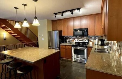 East Kootenay House | 3 BR Luxury Townhouse/Mountain views