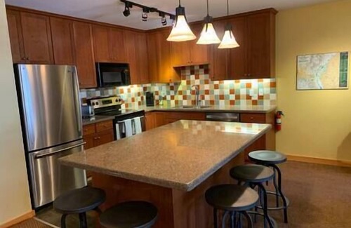 East Kootenay House | 3 BR Luxury Townhouse/Mountain views