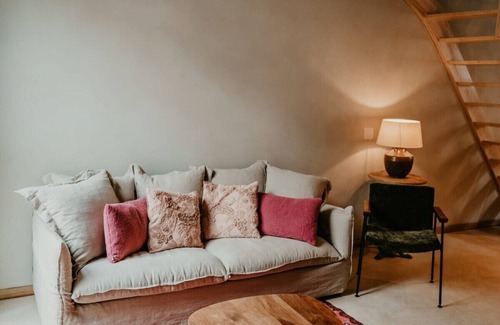 East Flanders House | 3-BR Suburban Retreat