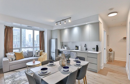 Wellington Place Apartment | 3 BR w/parking Downtown Toronto beside CN Tower, Rogers Centre and MTCC