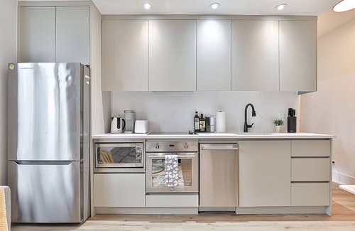 Wellington Place Apartment | 3 BR w/parking Downtown Toronto beside CN Tower, Rogers Centre and MTCC