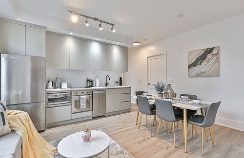 Wellington Place Apartment | 3 BR w/parking Downtown Toronto beside CN Tower, Rogers Centre and MTCC