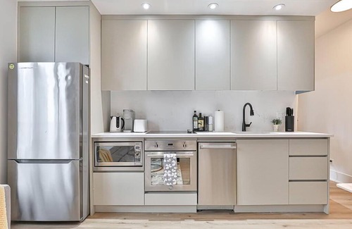 Toronto Entertainment District Apartment | 3 BR w/parking Downtown Toronto