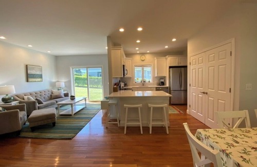 Easton's Point House | 3 BR -Walk to the beaches & Cliff walk. Quiet tree lined neighborhood!