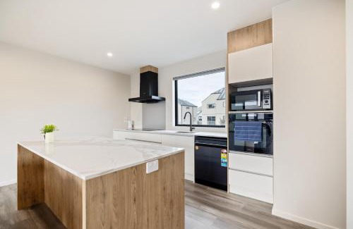 Christchurch City Centre Apartment | 3 BR with garage - Group Getaways Made Easy in Central CHCH