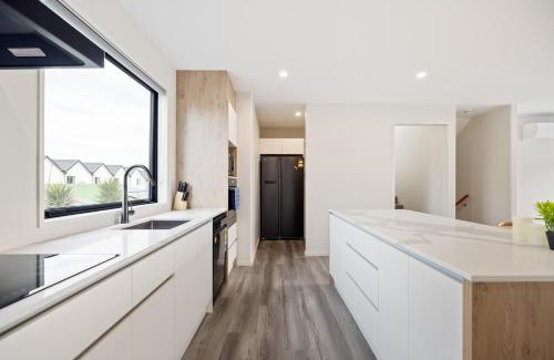 Christchurch City Centre Apartment | 3 BR with garage - Group Getaways Made Easy in Central CHCH