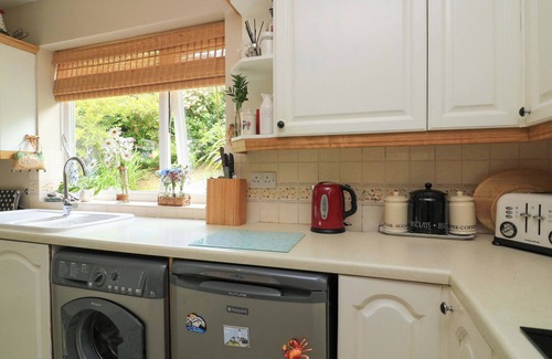 Slapton House | 3 CHANTRY HILL, pet friendly, country holiday cottage in Slapton