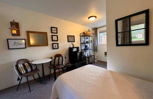 Port Angeles Hotel | #3 ✦Close to Hiking in ONP | Room w/2 Twin Beds✦