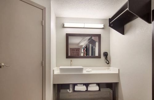 Erie House | 3 Comfortable Units Close to Erie Playhouse and Warner Theater! FREE Parking!
