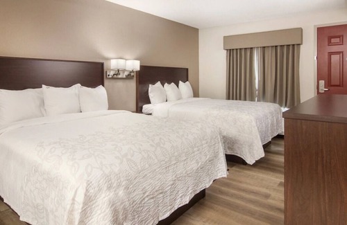 Erie House | 3 Comfortable Units Close to Erie Playhouse and Warner Theater! FREE Parking!