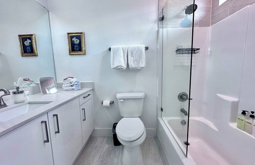 Fort Worth House | 3 comfy king beds, hot tub, EV, cozy