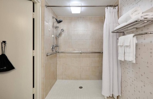 Downtown Dallas Hotel | 3 Contemporary Rooms & Fine Dining Experience! Outdoor Pool!