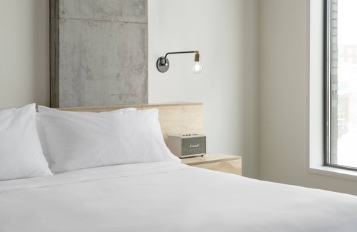 East Cesar Chavez Hotel | 3 Double Rooms With City View at Arrive Austin!