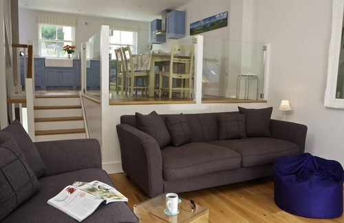 Salcombe Cottage | 3 EDDYSTONE ROW, family friendly, with a garden in Salcombe