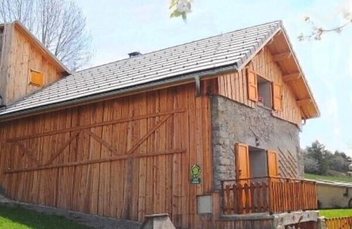 Theus Ski Chalet | 3 epis lodging in Theus. Renovated farmhouse, heart of Serre-Ponçon Country