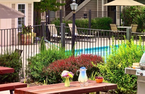 Houston House | 3 Family-Friendly Suites Near Rocket Park, Fully-Equipped Kitchen, Pool!