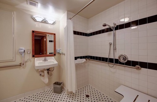 Harbor Hotel | 3 Family-friendly Units! Close to Shoreline Aquatic Park, Pets Allowed