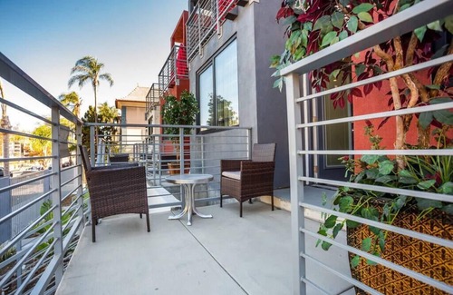 Bankers Hill Condo | 3 Floor TownHouse Next to Downtown Max 12 sleepers