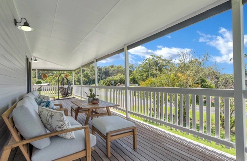 Repton House | 3 Galahs - Sleeps 8 Luxe Riverside Retreat