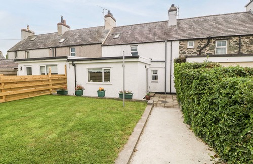Llangaffo Cottage | 3 GREEN TERRACE, family friendly, with open fire in Newborough