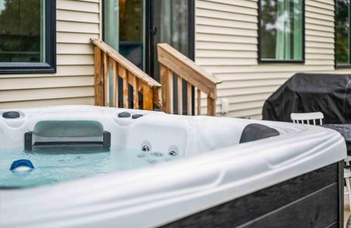 Dry Ridge House | 3 Homes, 3 Hot Tubs, 10BR, 10 Bath, Near Ark!