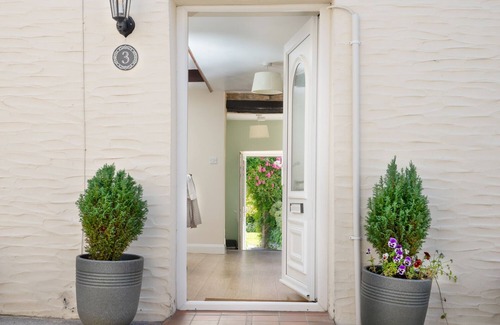 Laugharne Cottage | 3 HORSE POOL ROAD, pet friendly, with a garden in Laugharne