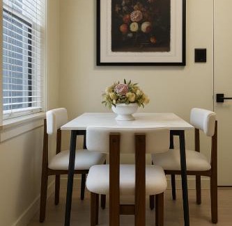 East Allegheny Apartment | 3 KING Beds Free parking Central Place