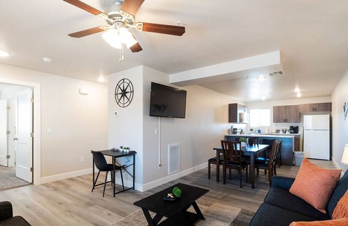 Cedar City Apartment | 3 King Beds | Step Free | 400+ WiFi | Work Here