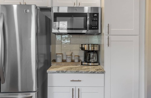 Columbus Park House | 3 KING Beds+ Walk the Street Car + Balcony