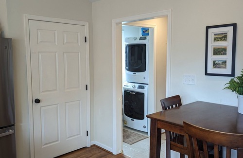 Front Royal Cabin | 3 KING Master Suites ~ Dog Friendly ~ 1 pm Ckout ~ Hiking ~ Firepit ~ VIEWS!