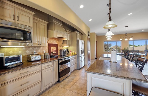 Foothills South House | 3 King Suites ·Great Views · Backyard Trail Access