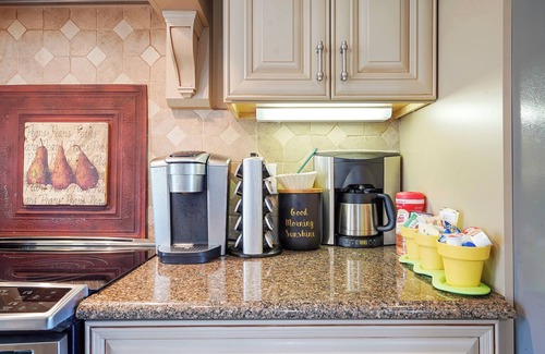Foothills South House | 3 King Suites ·Great Views · Backyard Trail Access
