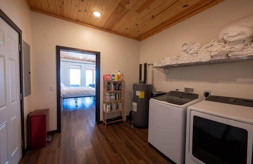 Eureka Springs House | 3 King Suites, Heated Pool, Hot Tub