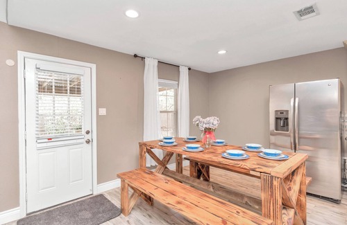 Addicks House | 🔥3 King Suites MD Anderson 30+ Nights 3min to I-10 Med Center Fast WiFi Garage