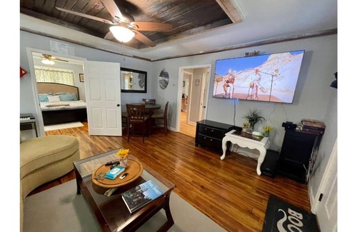 Lawrenceville House | 3 Kings, 70” 4k TV Renovated Ranch 1920 in downtown Lawrenceville! 30 min to ATL