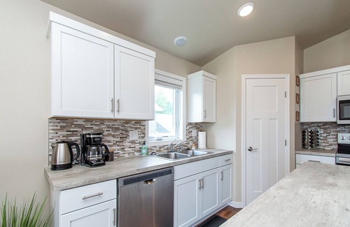 Fargo House | 3 Kings I 5 min to FargoDome I Pack n play I Patio